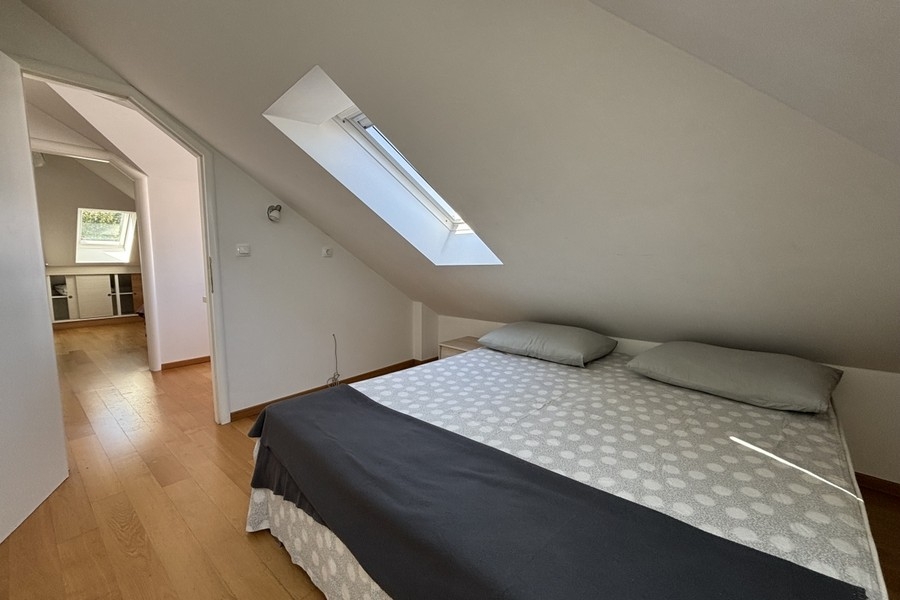 Camera da letto con letto matrimoniale.