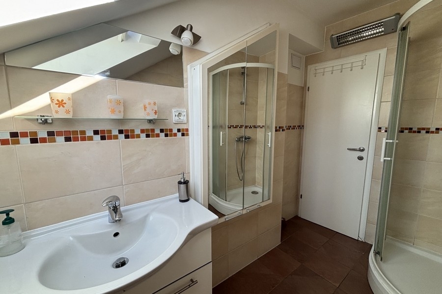 Bagno con doccia.