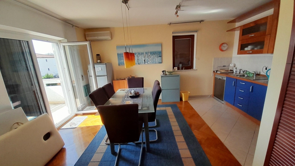 Zona giorno e cucina aperta con arredamento moderno