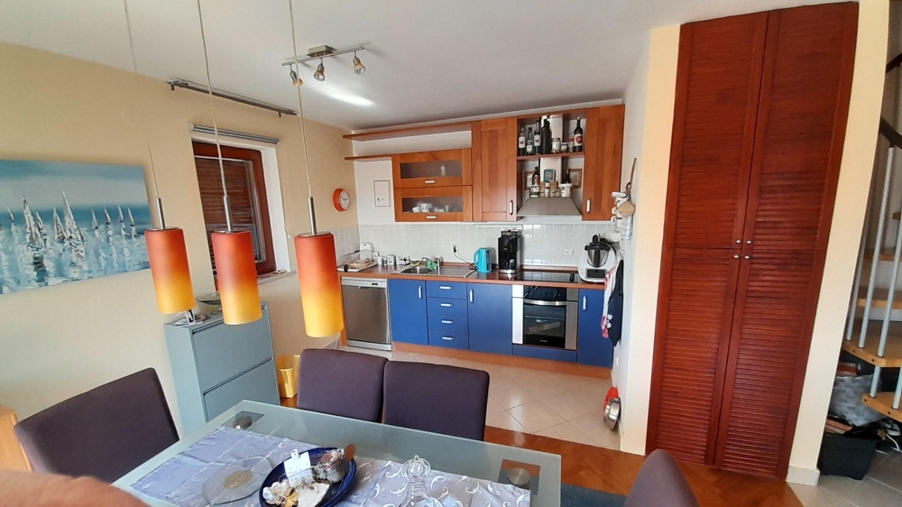 Cucina con elettrodomestici da incasso e spazio contenitivo