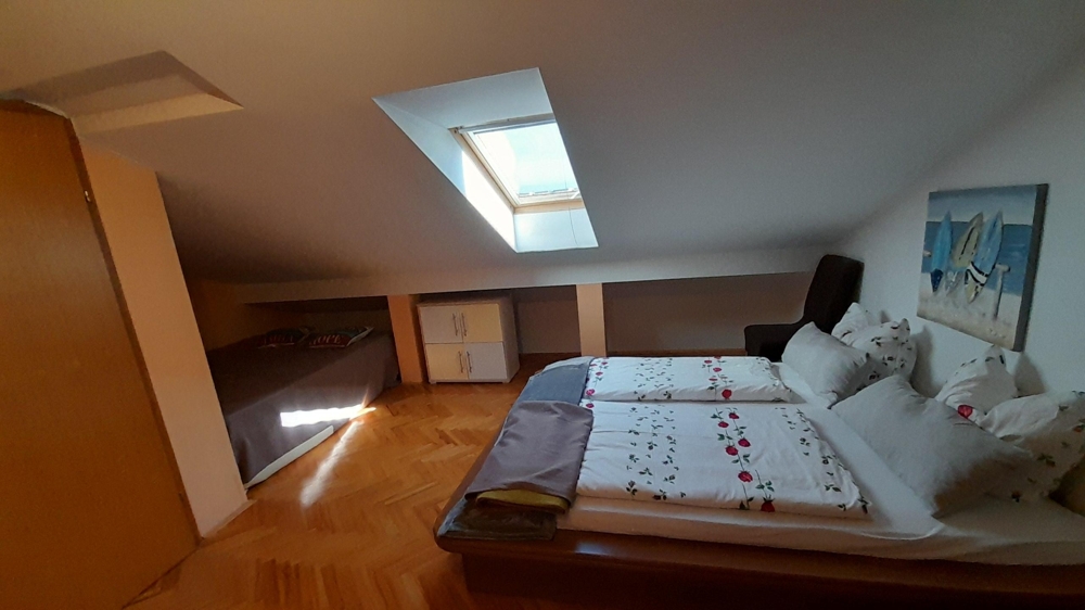 Camera da letto nel sottotetto con lucernario