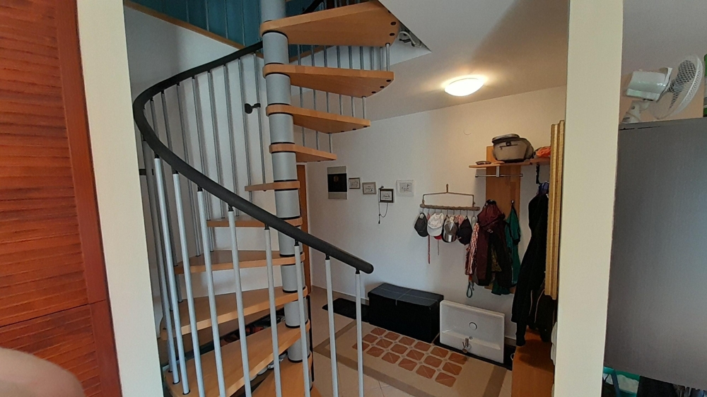 Corridoio con scala a chiocciola verso il sottotetto