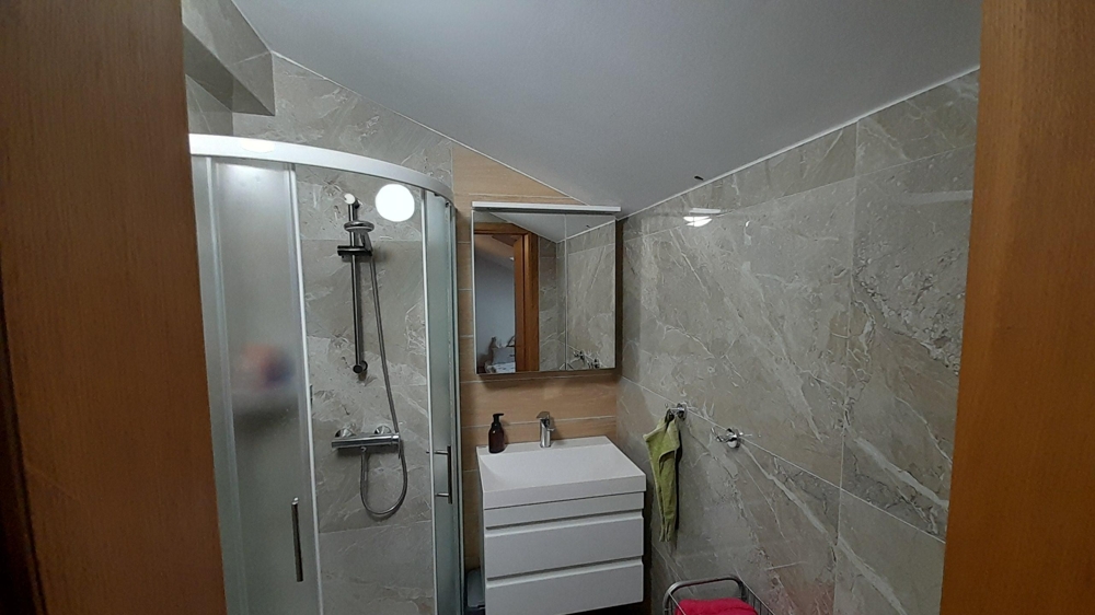 Bagno moderno con doccia e lavabo