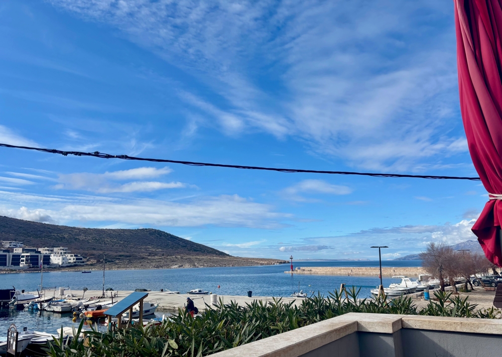 Appartamento direttamente sul mare in vendita a Vinjerac.