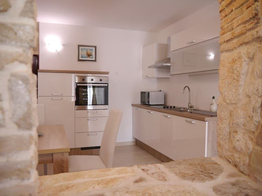 Zona giorno con mobili in legno e decorazioni alle pareti