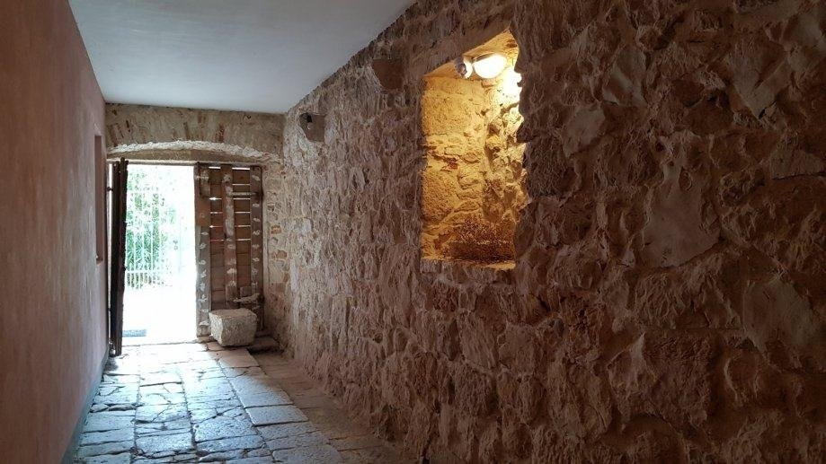 Dettaglio decorativo con parete in pietra naturale