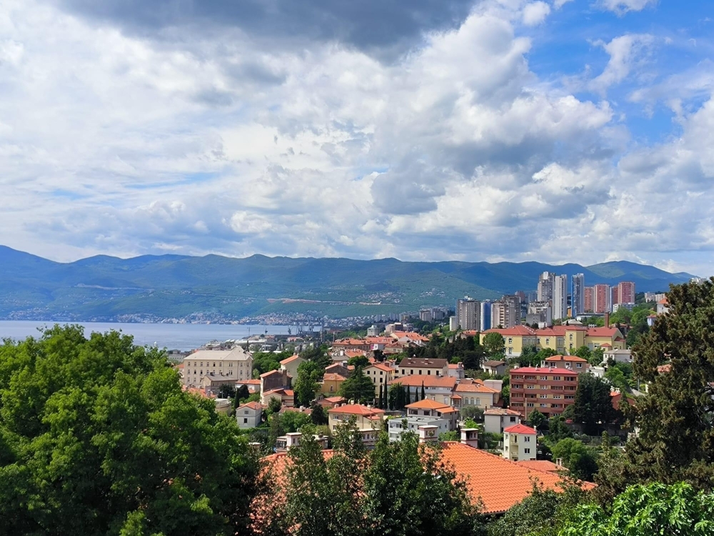 Vista sulla città e sul mare dell'appartamento A3934, in vendita in Croazia.