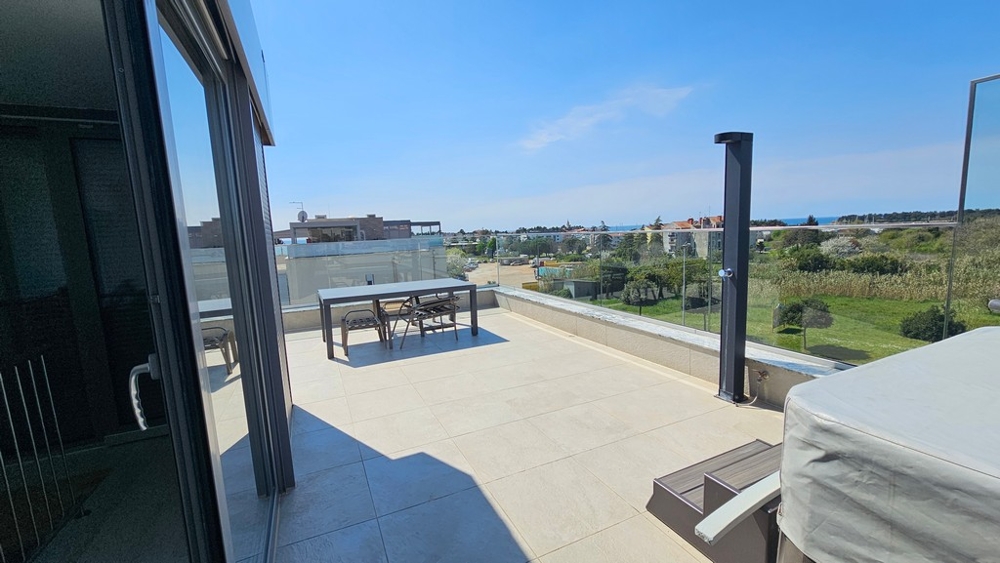 Terrazza sul tetto con vista mare dell'offerta A3937 in Istria.