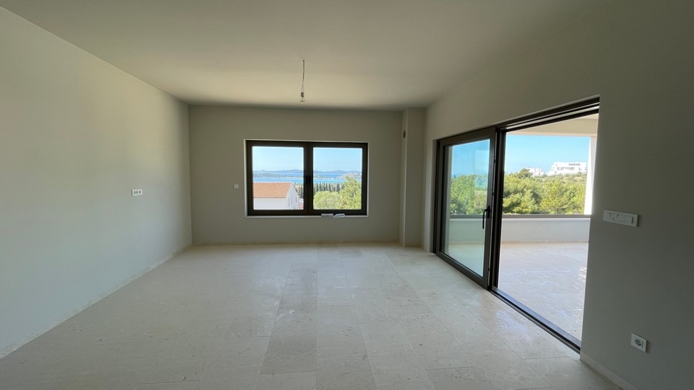 Soggiorno con porte scorrevoli sulla terrazza e molta luce naturale