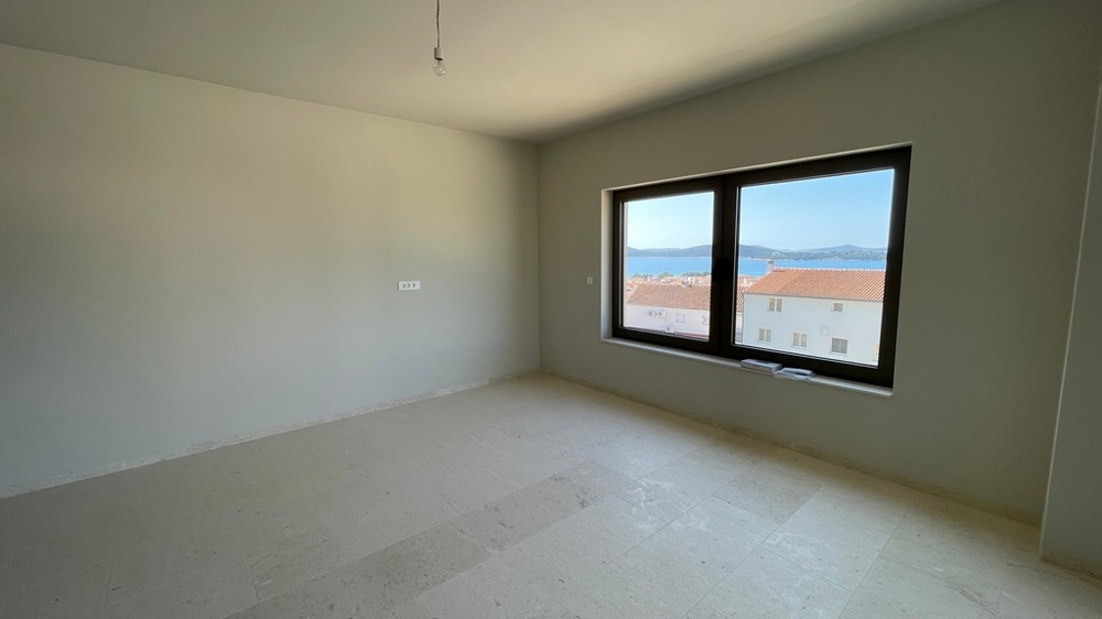 Camera da letto con finestra e vista sul mare