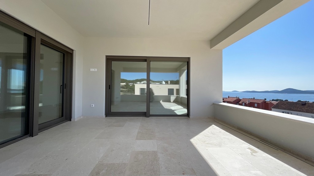 Terrazza dell'appartamento di nuova costruzione A3939 a Vodice, Dalmazia.