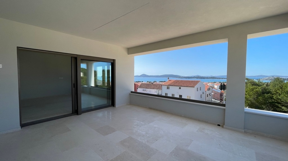 Terrazza coperta con vista panoramica sul mare e sulla linea costiera