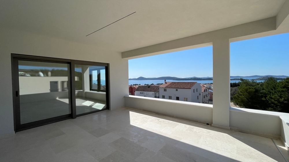Terrazza con vista aperta su mare e case vicine