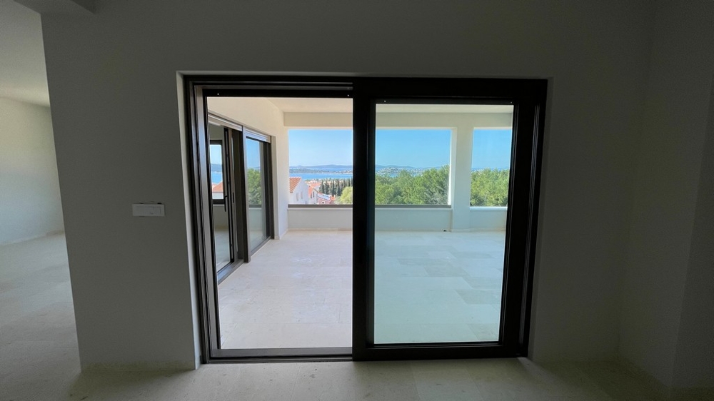 Zona giorno con accesso alla terrazza coperta e vista mare