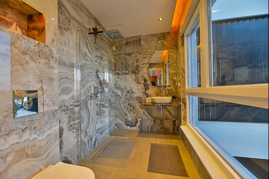 Bagno moderno effetto pietra naturale