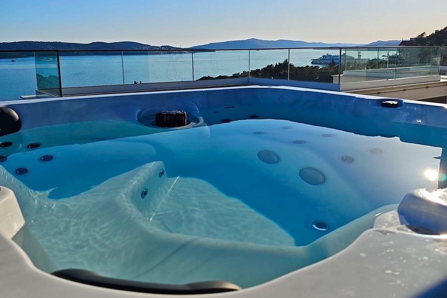 Jacuzzi sulla terrazza sul tetto con vista mare