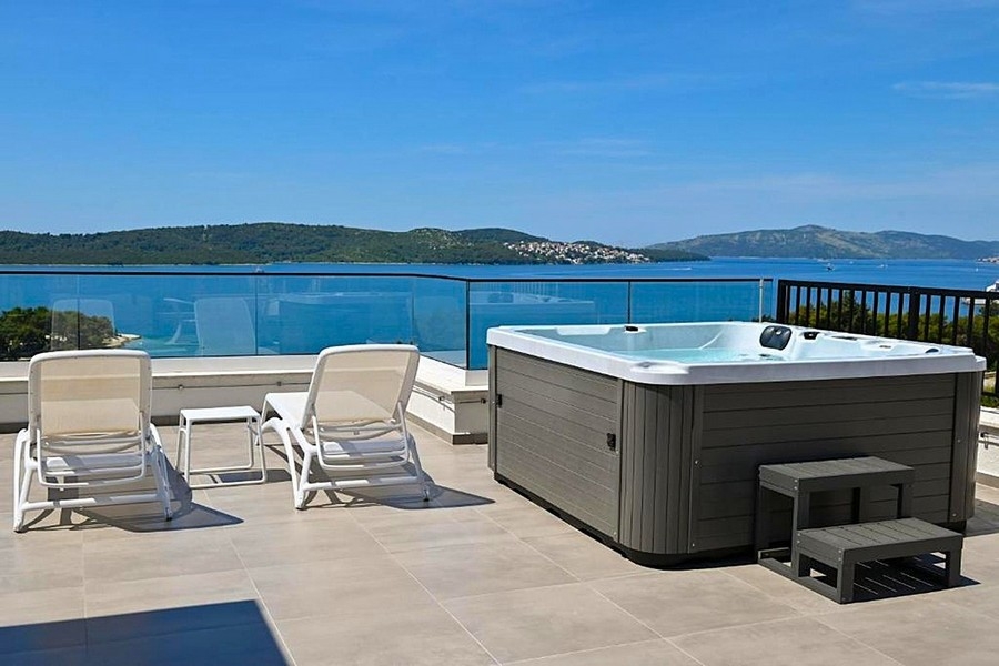 Terrazza sul tetto con idromassaggio e vista sulla costa croata.