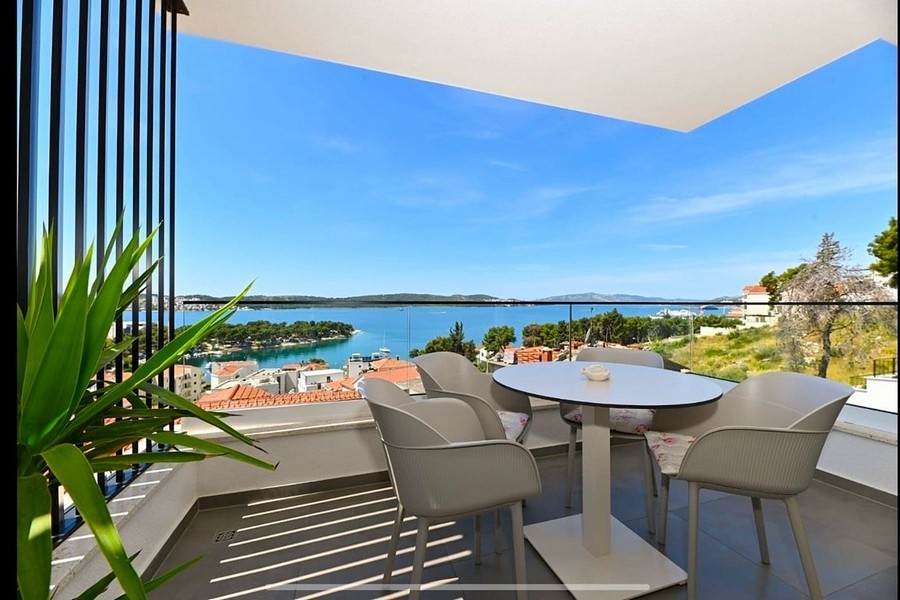 Terrazza sul tetto con vista mare e zona salotto