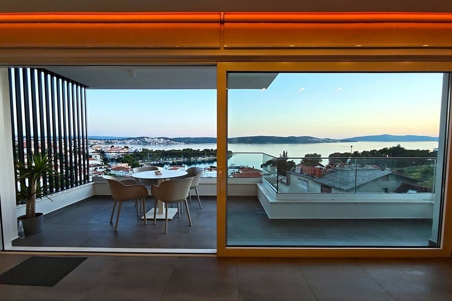 Terrazza coperta con vista panoramica sul mare