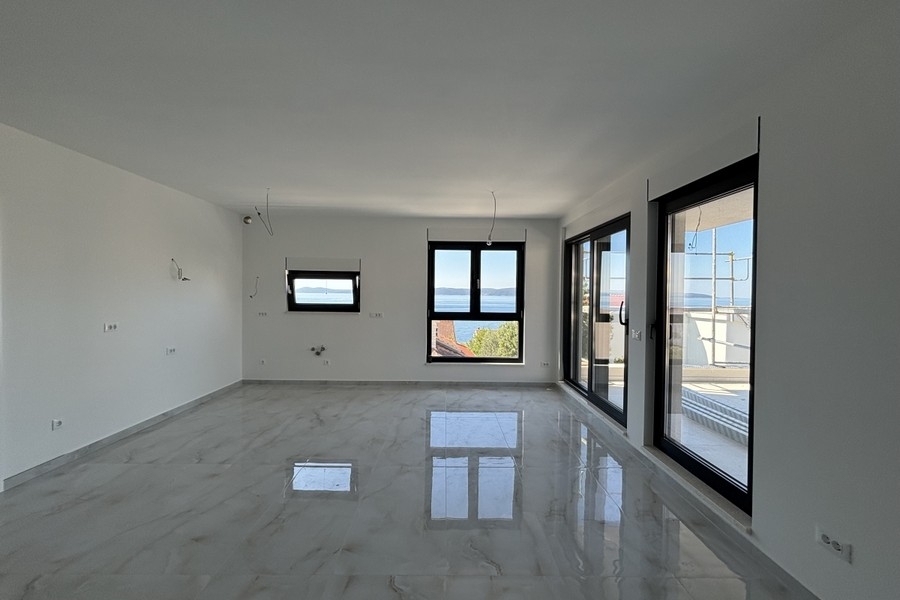 Zona giorno con grandi vetrate e vista mare