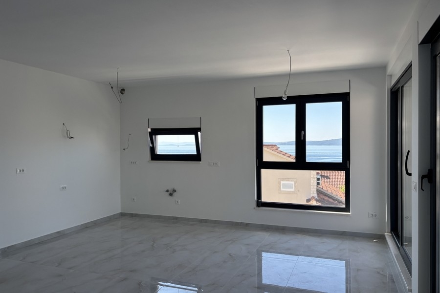 Soggiorno aperto con accesso al balcone e vista sul mare