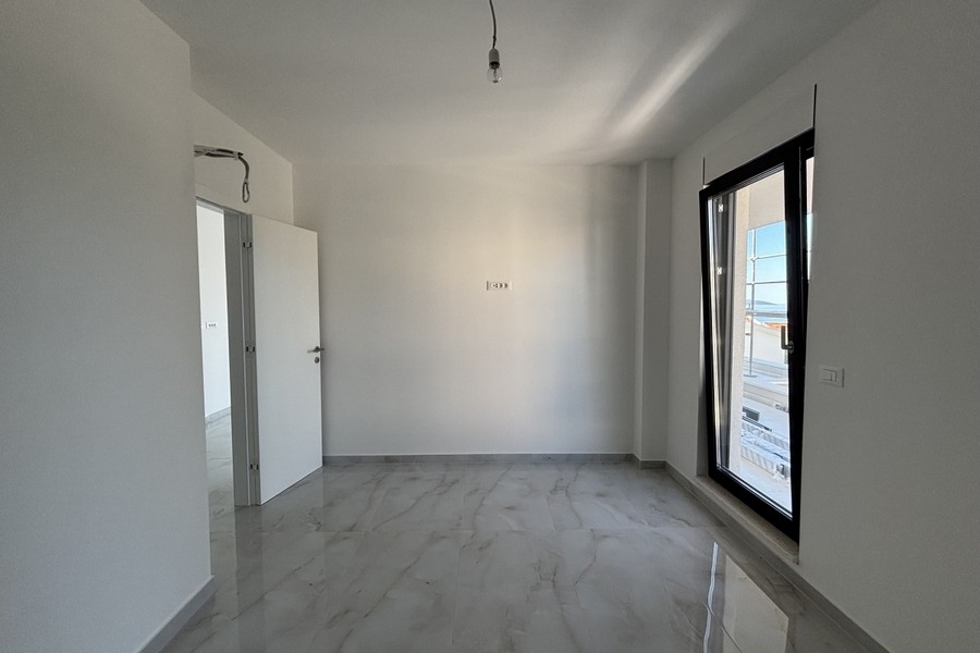 Camera da letto con accesso al balcone e vista mare