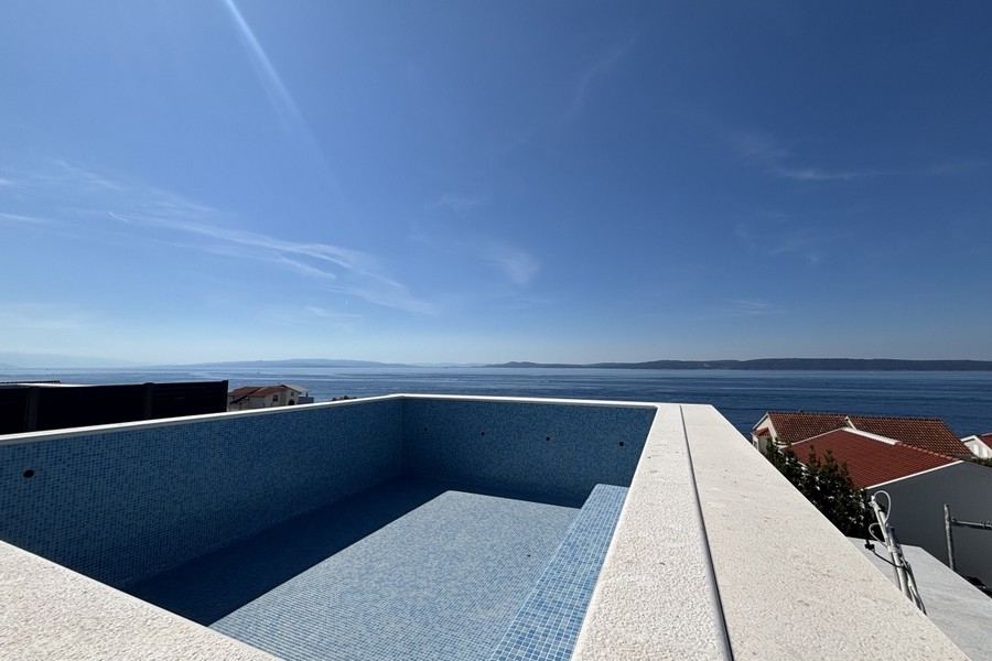 Terrazza sul tetto con piscina privata e vista panoramica sul mare