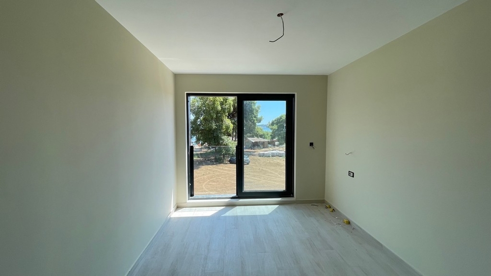 Altra stanza con porta della terrazza e molta luce naturale