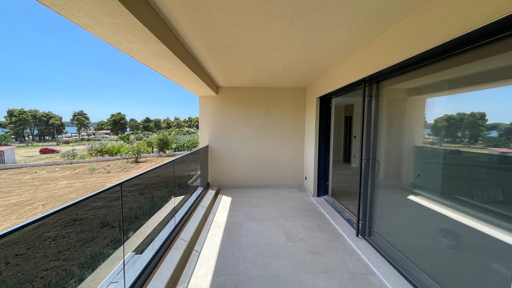 Balcone con parapetto in vetro e vista mare a Vodice