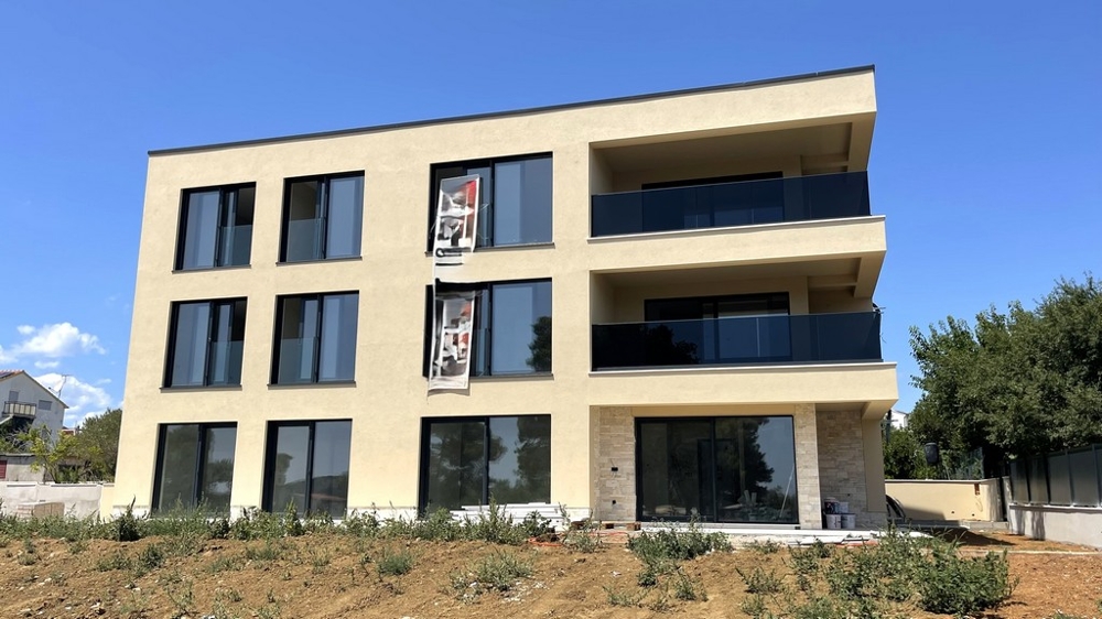 Moderno edificio di nuova costruzione dall'architettura lineare a Vodice