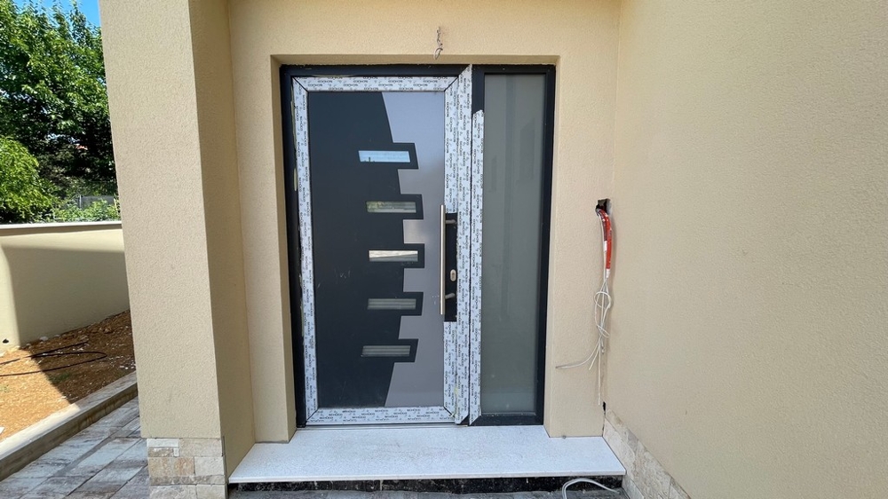 Porta d'ingresso dell'appartamento con pellicola protettiva nell'edificio nuovo