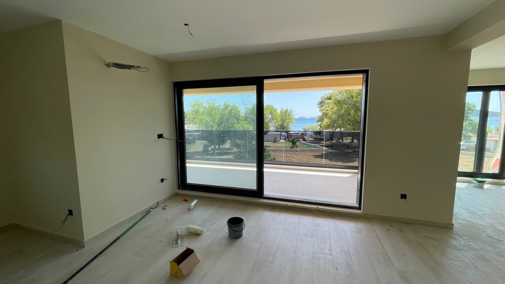 Stanza con vetrata, accesso al balcone e vista mare