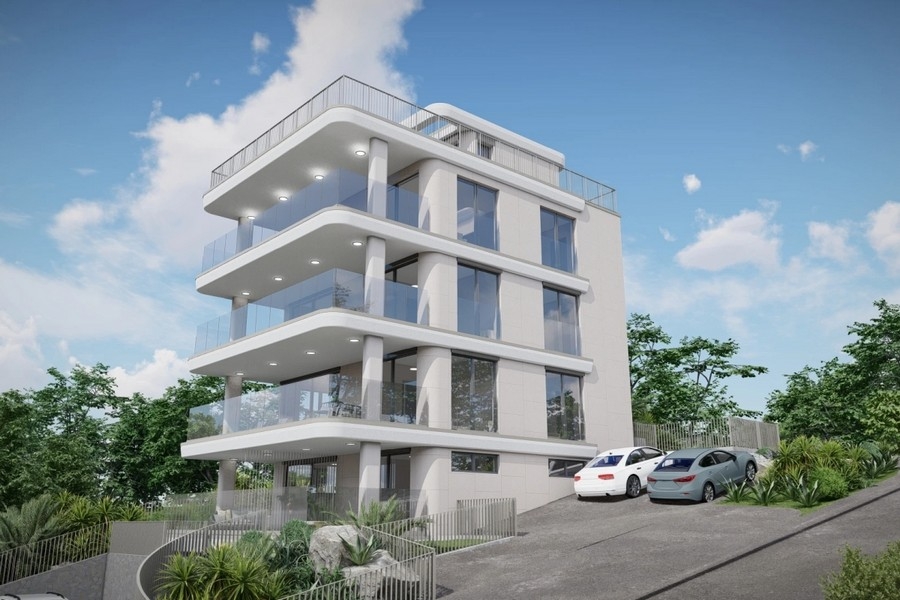 Edificio nuovo con ampi balconi e parapetti in vetro in posizione collinare