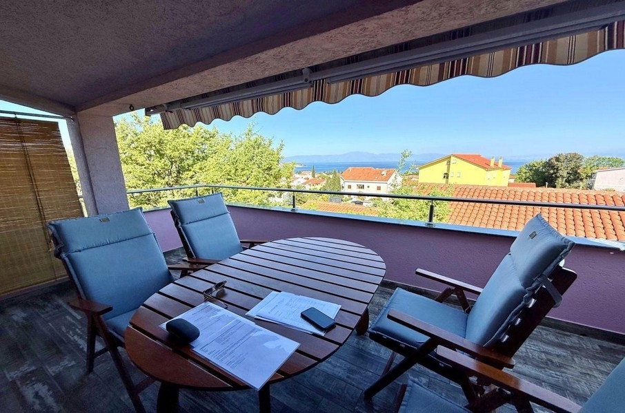 Appartamento con vista mare dell'immobile A3948 a Krk in Croazia.