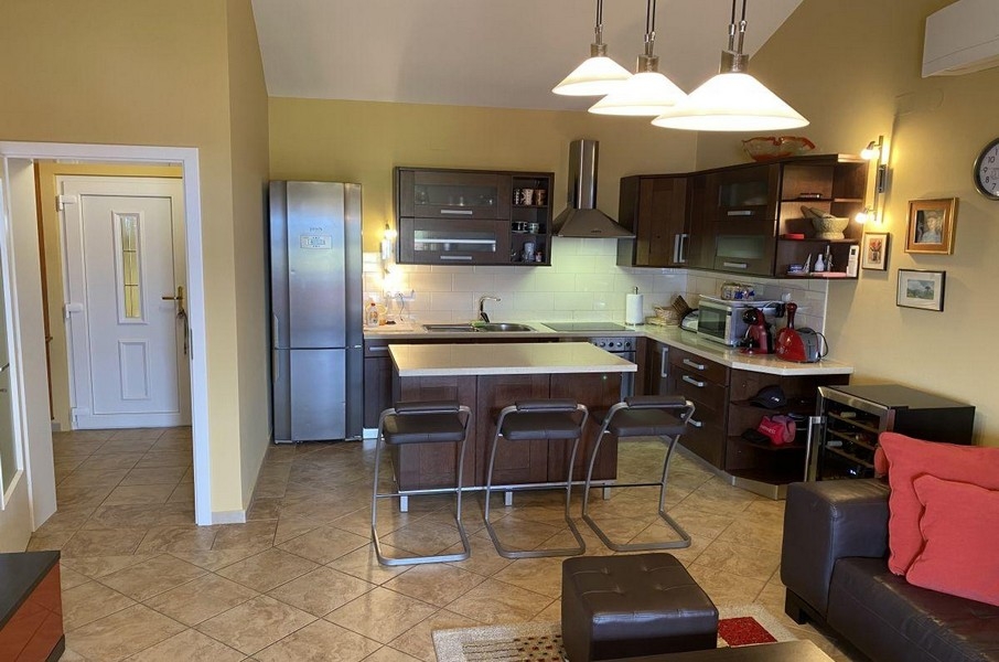 Cucina e sala da pranzo.
