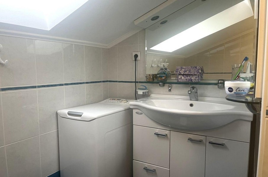 Bagno con lavatrice e lavabo