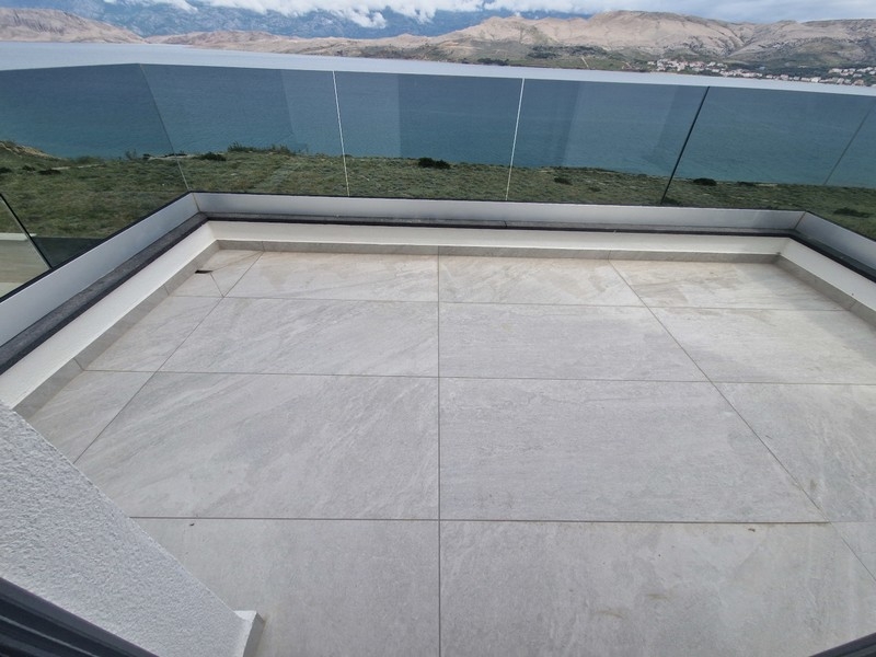 Terrazza con bella vista sul mare e sui monti.