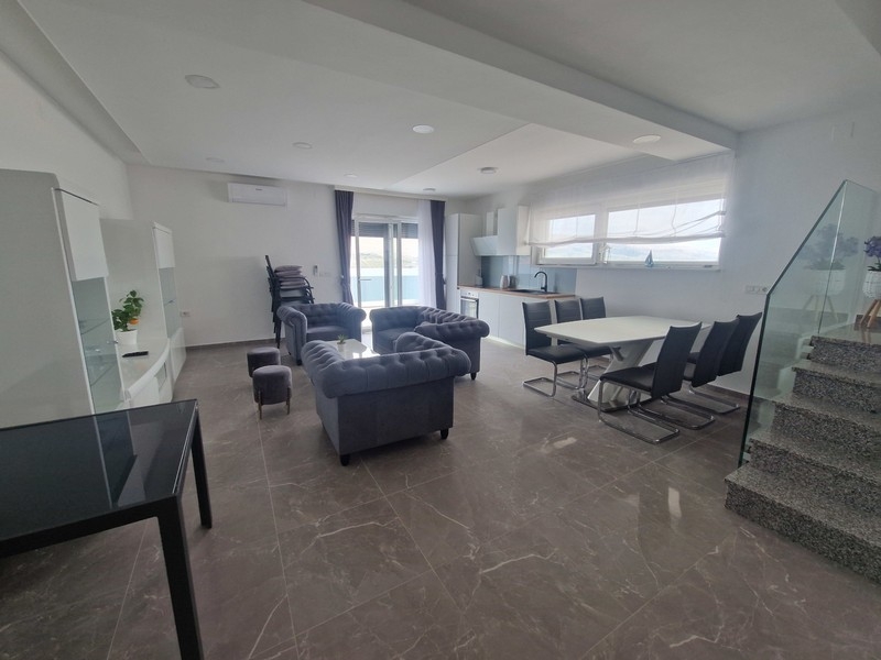 Zona giorno moderna con cucina e vista mare