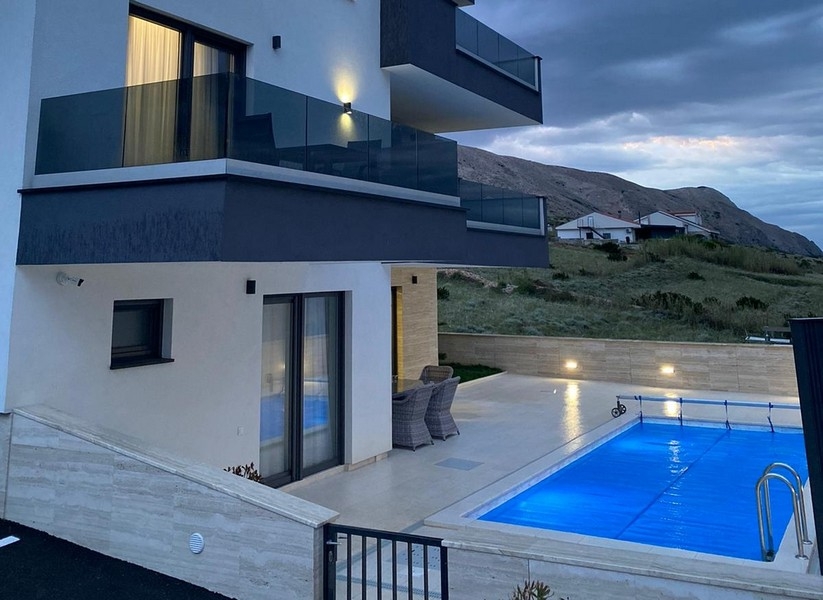 Terrazza con piscina dell'immobile A3950 a Pag, Croazia.