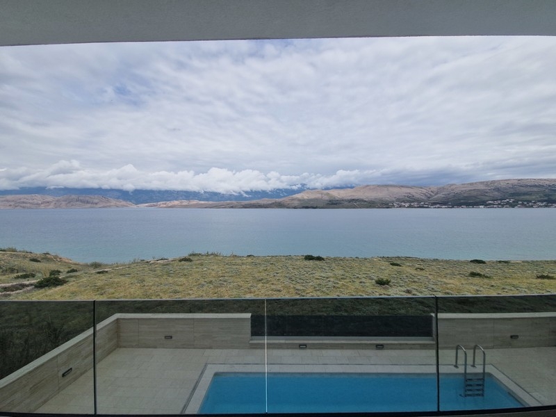 Vista sul mare e sulla linea costiera dell'isola di Pag.