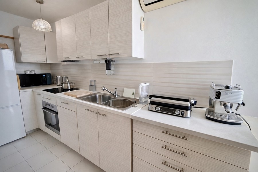 Cucina moderna dell'appartamento con elettrodomestici da incasso