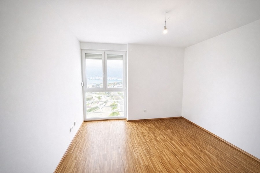 Stanza luminosa con vista su mare e città