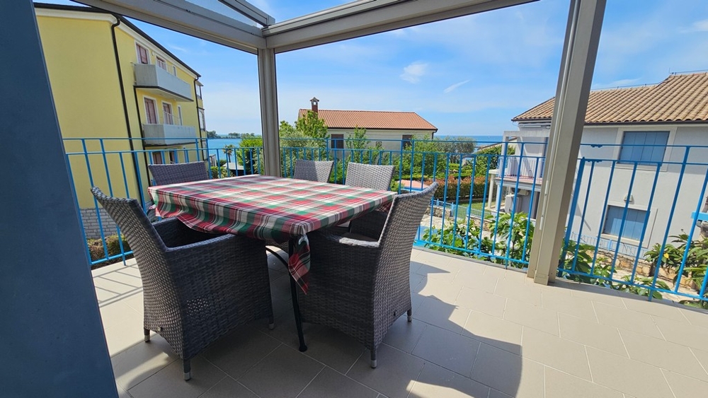 Terrazza con zona salotto e vista sul mare