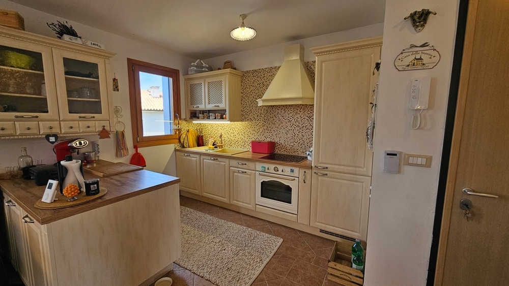 Cucina moderna con concetto abitativo aperto
