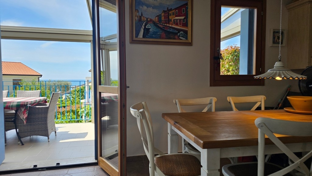 Zona pranzo con accesso alla terrazza