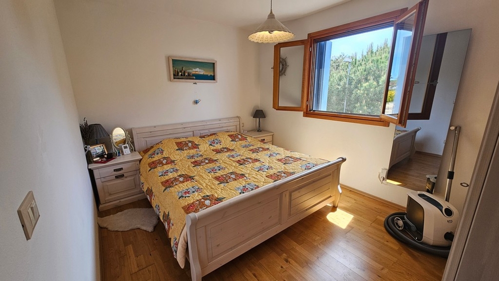 Camera da letto con parquet in legno e finestra