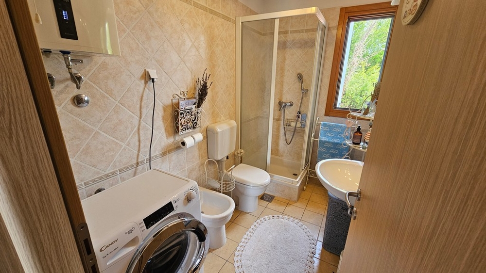Bagno con doccia e lavatrice