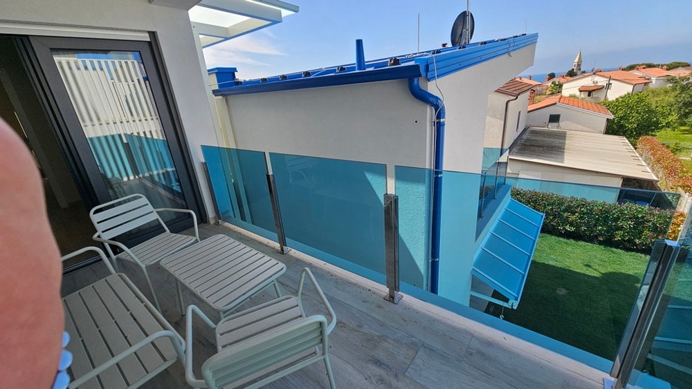 Balcone con vista mare in un appartamento moderno in Croazia
