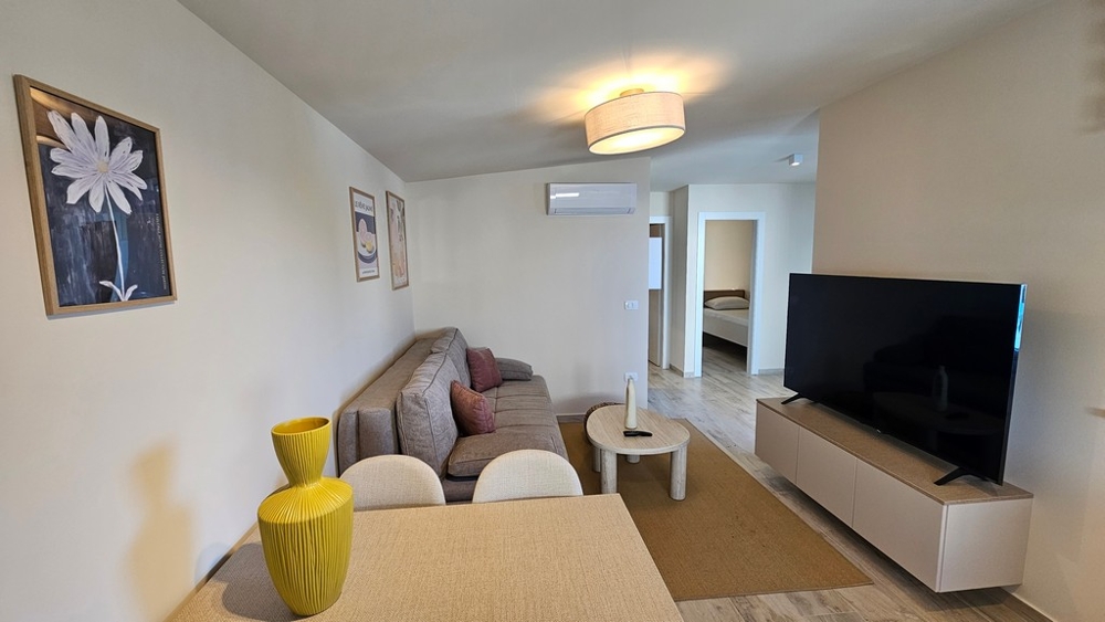 Soggiorno con TV e cucina a vista