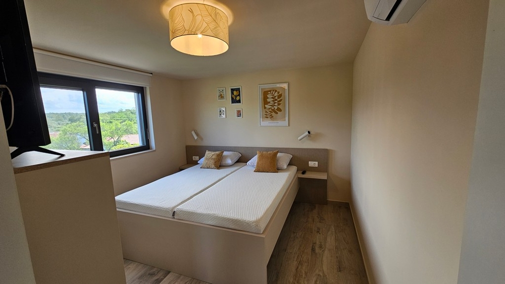 Camera da letto con letto matrimoniale e climatizzatore